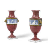 A PAIR OF DIRECTOIRE PORPHYRY-GROUND SEVRES PORCELAIN VASES - Foto 2