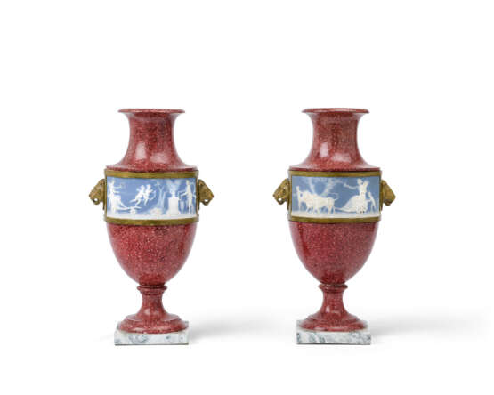 A PAIR OF DIRECTOIRE PORPHYRY-GROUND SEVRES PORCELAIN VASES - Foto 3