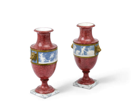 A PAIR OF DIRECTOIRE PORPHYRY-GROUND SEVRES PORCELAIN VASES - photo 4