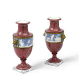 A PAIR OF DIRECTOIRE PORPHYRY-GROUND SEVRES PORCELAIN VASES - Foto 4