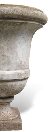 A SET OF FOUR MARBLE GARDEN URNS - фото 2