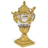 A LOUIS XVI ORMOLU-MOUNTED AND VERRE DE BOHEME VASE AND COVER - Foto 5