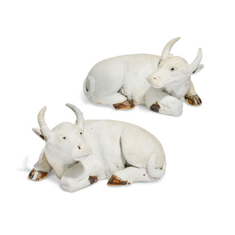 A PAIR OF CHINESE EXPORT PORCELAIN MODELS OF RECUMBENT OXEN - photo 1