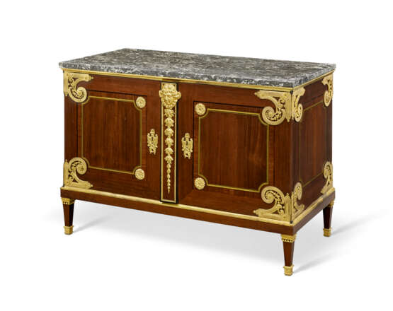 A LOUIS XVI ORMOLU-MOUNTED AND BRASS-INLAID AMARANTH AND EBONY COMMODE A VANTAUX - Foto 1