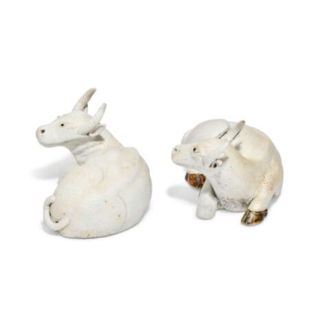 A PAIR OF CHINESE EXPORT PORCELAIN MODELS OF RECUMBENT OXEN - фото 2