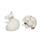 A PAIR OF CHINESE EXPORT PORCELAIN MODELS OF RECUMBENT OXEN - Foto 2