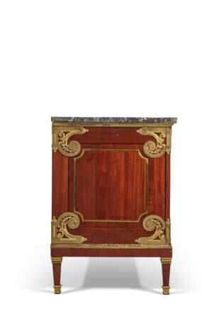 A LOUIS XVI ORMOLU-MOUNTED AND BRASS-INLAID AMARANTH AND EBONY COMMODE A VANTAUX - фото 2