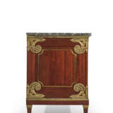A LOUIS XVI ORMOLU-MOUNTED AND BRASS-INLAID AMARANTH AND EBONY COMMODE A VANTAUX - фото 2