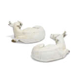 A PAIR OF CHINESE EXPORT PORCELAIN MODELS OF RECUMBENT OXEN - Foto 3