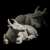 A PAIR OF CHINESE EXPORT PORCELAIN MODELS OF RECUMBENT OXEN - фото 5