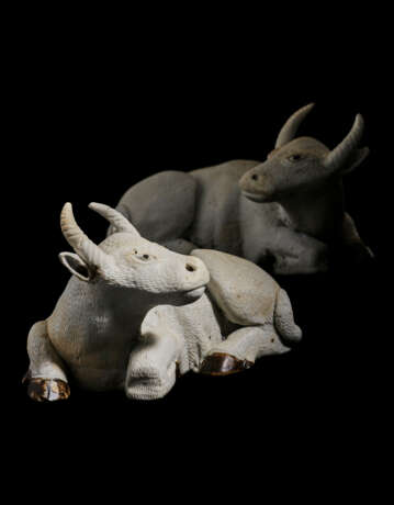 A PAIR OF CHINESE EXPORT PORCELAIN MODELS OF RECUMBENT OXEN - фото 5