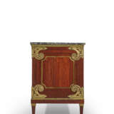 A LOUIS XVI ORMOLU-MOUNTED AND BRASS-INLAID AMARANTH AND EBONY COMMODE A VANTAUX - Foto 4