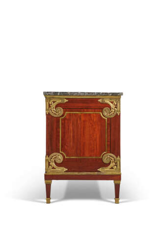 A LOUIS XVI ORMOLU-MOUNTED AND BRASS-INLAID AMARANTH AND EBONY COMMODE A VANTAUX - photo 4