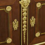 A LOUIS XVI ORMOLU-MOUNTED AND BRASS-INLAID AMARANTH AND EBONY COMMODE A VANTAUX - фото 5