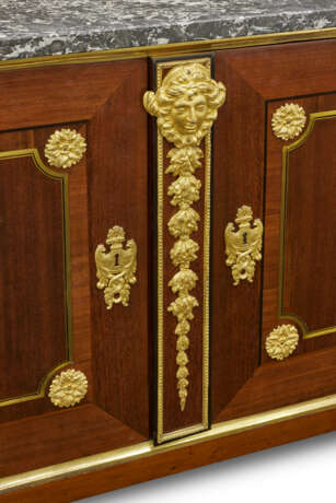 A LOUIS XVI ORMOLU-MOUNTED AND BRASS-INLAID AMARANTH AND EBONY COMMODE A VANTAUX - Foto 5