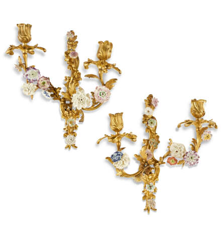 A PAIR OF LOUIS XV ORMOLU AND FRENCH PORCELAIN TWO-BRANCH WALL-LIGHTS - фото 1