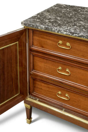 A LOUIS XVI ORMOLU-MOUNTED AND BRASS-INLAID AMARANTH AND EBONY COMMODE A VANTAUX - фото 6