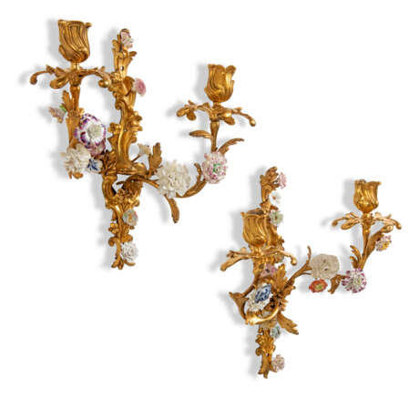 A PAIR OF LOUIS XV ORMOLU AND FRENCH PORCELAIN TWO-BRANCH WALL-LIGHTS - Foto 2