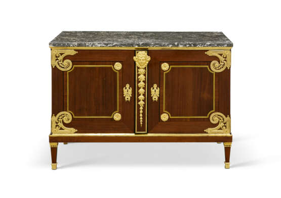 A LOUIS XVI ORMOLU-MOUNTED AND BRASS-INLAID AMARANTH AND EBONY COMMODE A VANTAUX - Foto 7