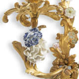 A PAIR OF LOUIS XV ORMOLU AND FRENCH PORCELAIN TWO-BRANCH WALL-LIGHTS - Foto 4