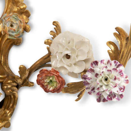 A PAIR OF LOUIS XV ORMOLU AND FRENCH PORCELAIN TWO-BRANCH WALL-LIGHTS - фото 5