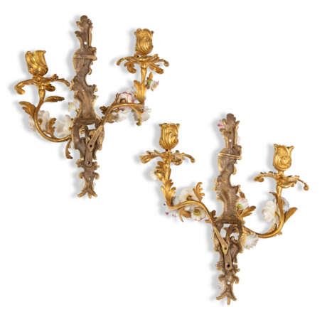 A PAIR OF LOUIS XV ORMOLU AND FRENCH PORCELAIN TWO-BRANCH WALL-LIGHTS - фото 7