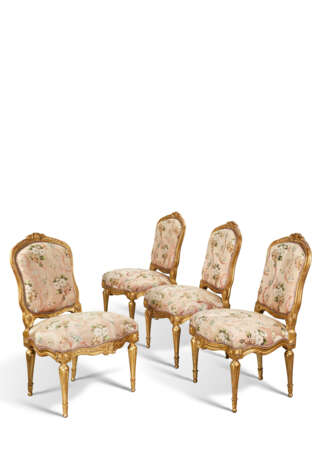 A SET OF FOUR LATE LOUIS XV GILTWOOD CHAISES - Foto 3