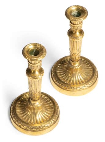 A PAIR OF LOUIS XVI ORMOLU CANDLESTICKS - фото 2