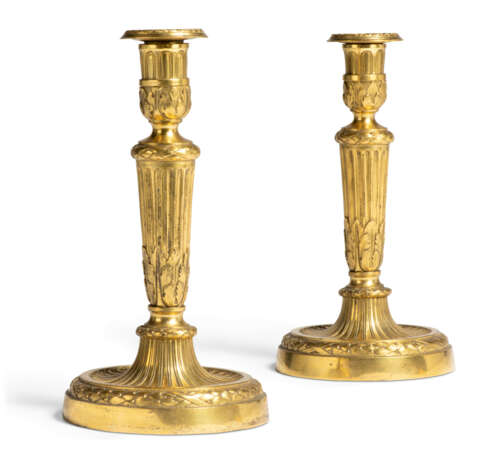 A PAIR OF LOUIS XVI ORMOLU CANDLESTICKS - photo 3