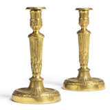 A PAIR OF LOUIS XVI ORMOLU CANDLESTICKS - фото 3