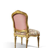 A SET OF FOUR LATE LOUIS XV GILTWOOD CHAISES - фото 6