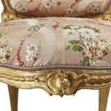 A SET OF FOUR LATE LOUIS XV GILTWOOD CHAISES - Foto 7