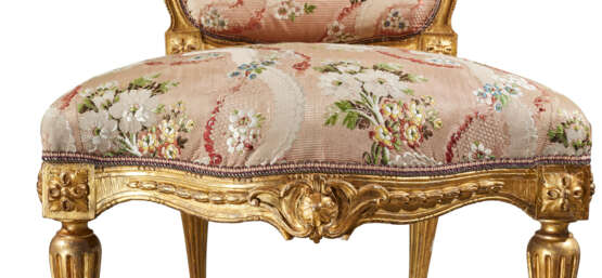 A SET OF FOUR LATE LOUIS XV GILTWOOD CHAISES - Foto 7