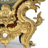 A LOUIS XV ORMOLU-MOUNTED KINGWOOD STRIKING BRACKET CLOCK - фото 4