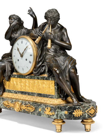 A DIRECTOIRE ORMOLU-MOUNTED PATINATED-BRONZE AND GREEN MARBLE MANTEL CLOCK - фото 2