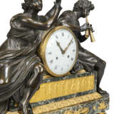 A DIRECTOIRE ORMOLU-MOUNTED PATINATED-BRONZE AND GREEN MARBLE MANTEL CLOCK - Foto 3