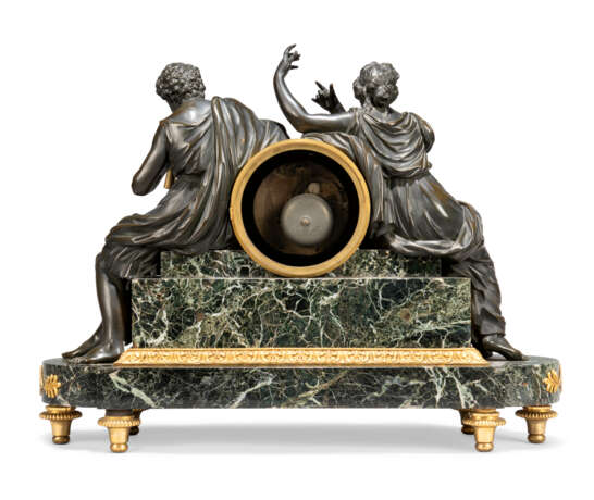 A DIRECTOIRE ORMOLU-MOUNTED PATINATED-BRONZE AND GREEN MARBLE MANTEL CLOCK - Foto 4