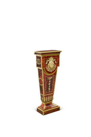 A LOUIS XIV ORMOLU AND BRASS-MOUNTED CHERRY AND TORTOISESHELL PEDESTAL - Foto 4