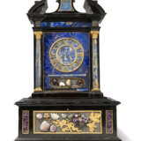 AN ITALIAN PIETRA DURA, GILT-BRONZE MOUNTED AND INLAID EBONY TABLE CABINET - Foto 2