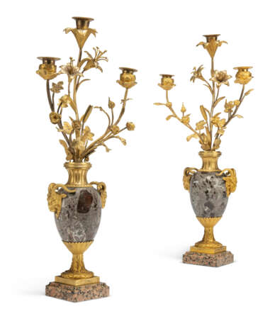 A PAIR OF RESTAURATION ORMOLU-MOUNTED ROSSO LEVANTO AND PINK GRANITE THREE-BRANCH CANDELABRA - Foto 1