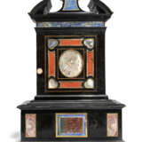 AN ITALIAN PIETRA DURA, GILT-BRONZE MOUNTED AND INLAID EBONY TABLE CABINET - Foto 3