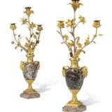 A PAIR OF RESTAURATION ORMOLU-MOUNTED ROSSO LEVANTO AND PINK GRANITE THREE-BRANCH CANDELABRA - Foto 2