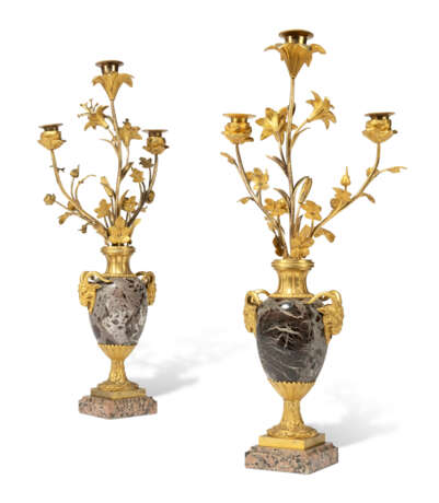 A PAIR OF RESTAURATION ORMOLU-MOUNTED ROSSO LEVANTO AND PINK GRANITE THREE-BRANCH CANDELABRA - Foto 2