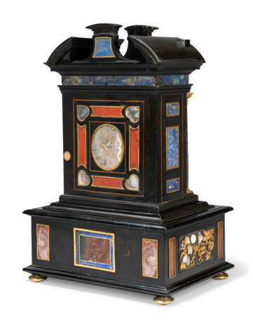 AN ITALIAN PIETRA DURA, GILT-BRONZE MOUNTED AND INLAID EBONY TABLE CABINET - Foto 4