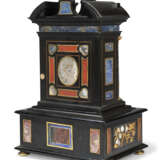 AN ITALIAN PIETRA DURA, GILT-BRONZE MOUNTED AND INLAID EBONY TABLE CABINET - Foto 4