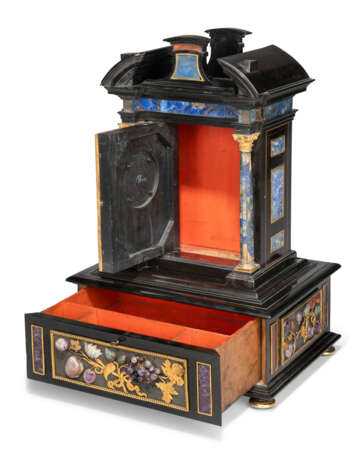 AN ITALIAN PIETRA DURA, GILT-BRONZE MOUNTED AND INLAID EBONY TABLE CABINET - фото 5