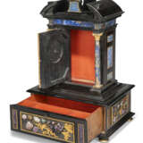 AN ITALIAN PIETRA DURA, GILT-BRONZE MOUNTED AND INLAID EBONY TABLE CABINET - Foto 5