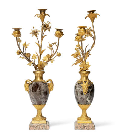 A PAIR OF RESTAURATION ORMOLU-MOUNTED ROSSO LEVANTO AND PINK GRANITE THREE-BRANCH CANDELABRA - Foto 3