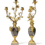 A PAIR OF RESTAURATION ORMOLU-MOUNTED ROSSO LEVANTO AND PINK GRANITE THREE-BRANCH CANDELABRA - Foto 3