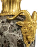 A PAIR OF RESTAURATION ORMOLU-MOUNTED ROSSO LEVANTO AND PINK GRANITE THREE-BRANCH CANDELABRA - Foto 4